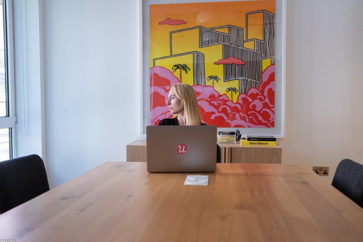 Prototype de produit innovant posé sur un bureau